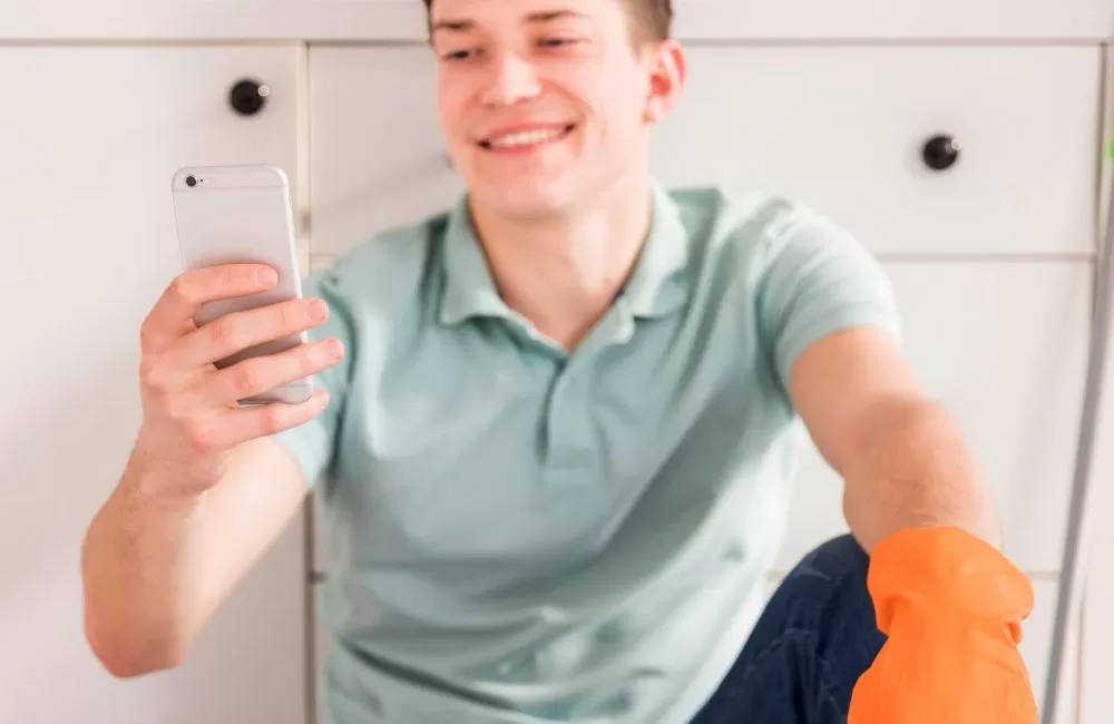 cleaning-concept-with-man-holding-smartphone-scaled-r1gcc1v2dbold51p9vpslgij1m8oynide7zb4fbvj8