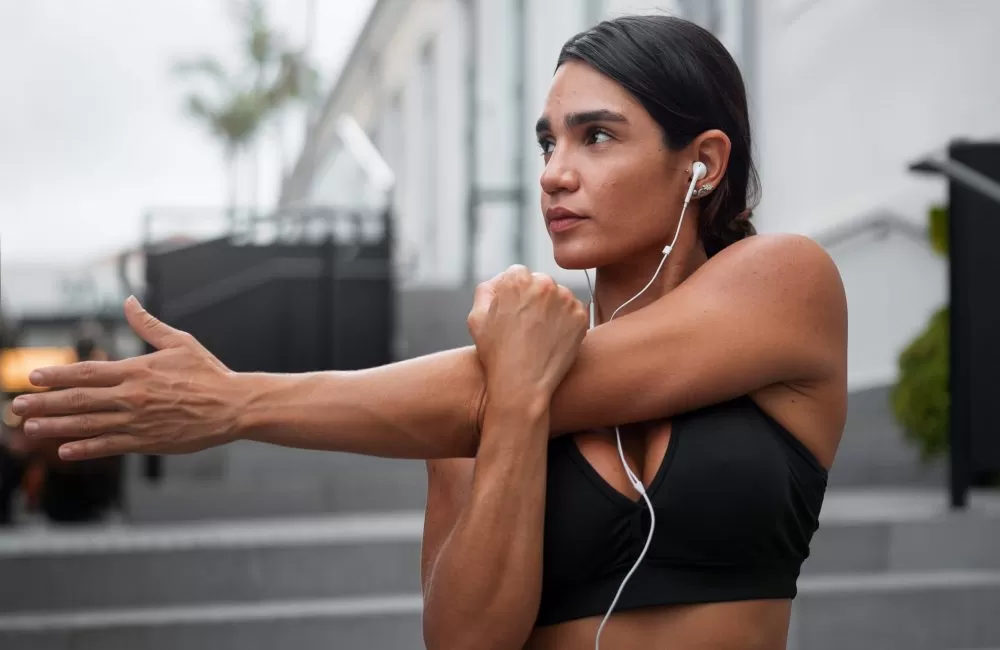 medium-shot-fit-woman-training-outdoors-scaled-r2ij26t06py7erv0mrjmbamak9njogxannpc3lt5r8