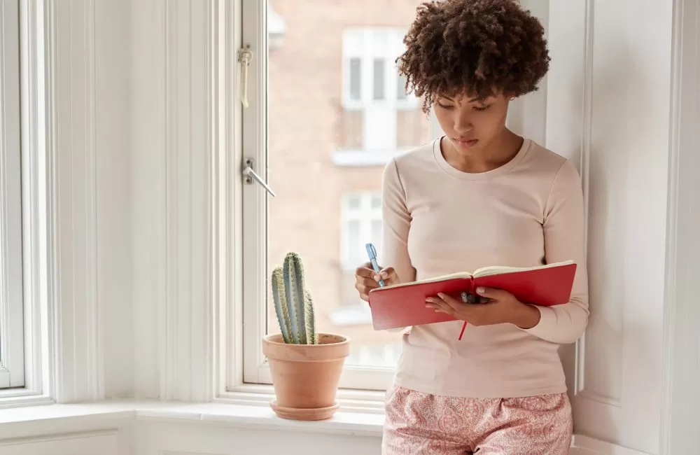 photo-dark-skinned-woman-has-good-idea-mind-writes-notepad-wears-pyjamas-scaled-r2ij2luf82iskj966y1nf6to2flf3ml01q53s16uzo